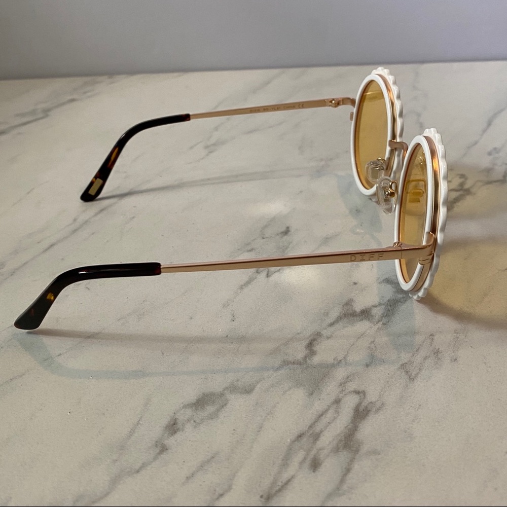 Diff Eyewear • Dixie White Flower Sunglasses - Picture 7 of 9
